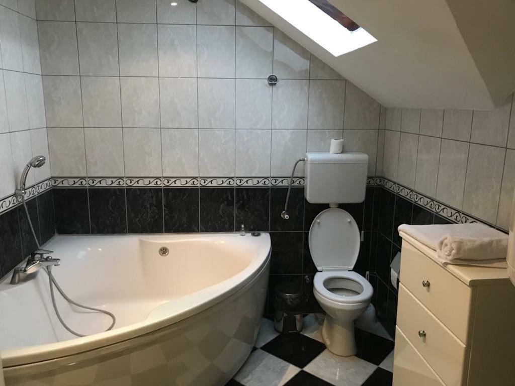 Tri Sesira Ljubovija Hotel Eksteriør billede